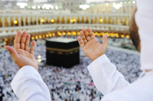 berdoa depan kabah (Zurijeta, istockphoto.com)