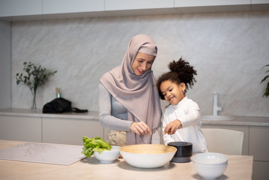 membantu ibu di dapur