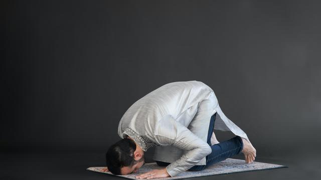 shalat (Photo by RODNAE Productions on Pexels)