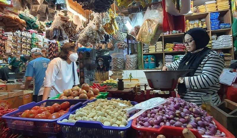 Sembako adalah salah satu kebutuhan pokok manusia yang harus dipenuhi. (Foto okezone.com)