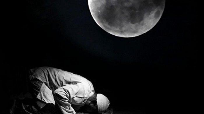 Shalat malam atau tahajud merupakan salah bentuk ketaatan kepada Allah SWT yang dilaksanakan setelah bangun tidur di malam hari. (Foto sripoku.com)