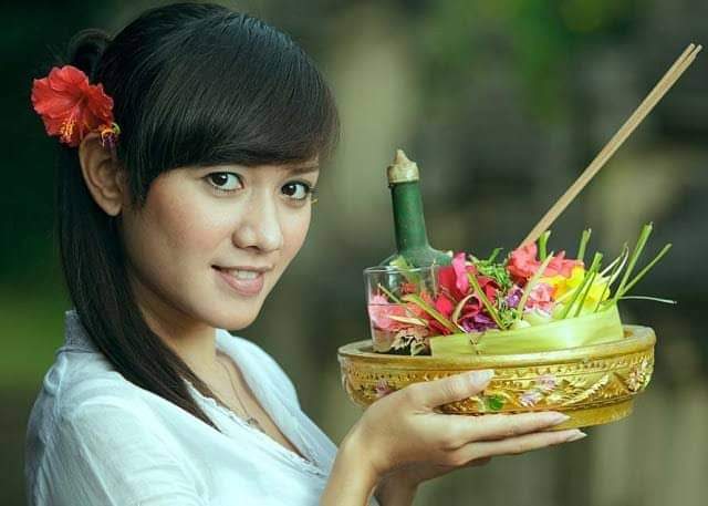 Canang Sari dari Bali (Foto disbud.bulelengkab.go.id)