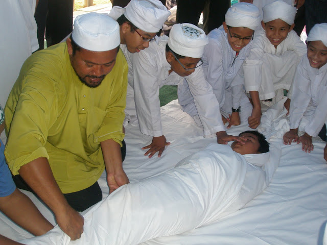Cara Mengafani Jenazah Laki-laki (Foto wajibbaca.com)