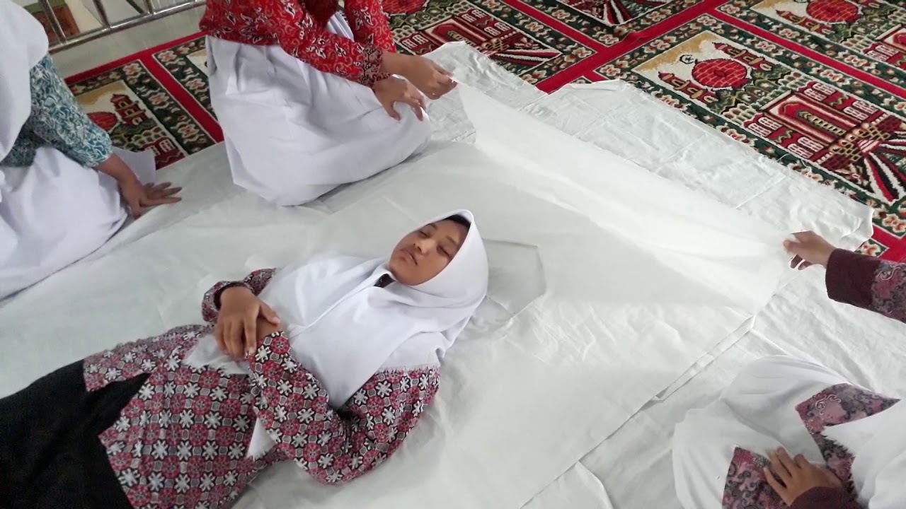 Cara Mengafani Jenazah Perempuan (Foto Youtube Rusda Devgan)
