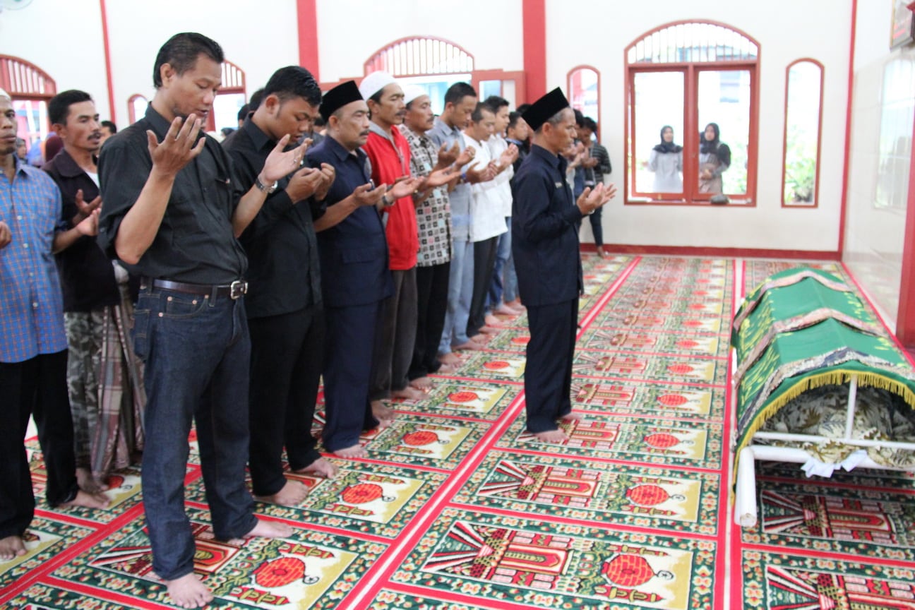Menyolatkan Jenazah (Foto bincangsyariah.com)