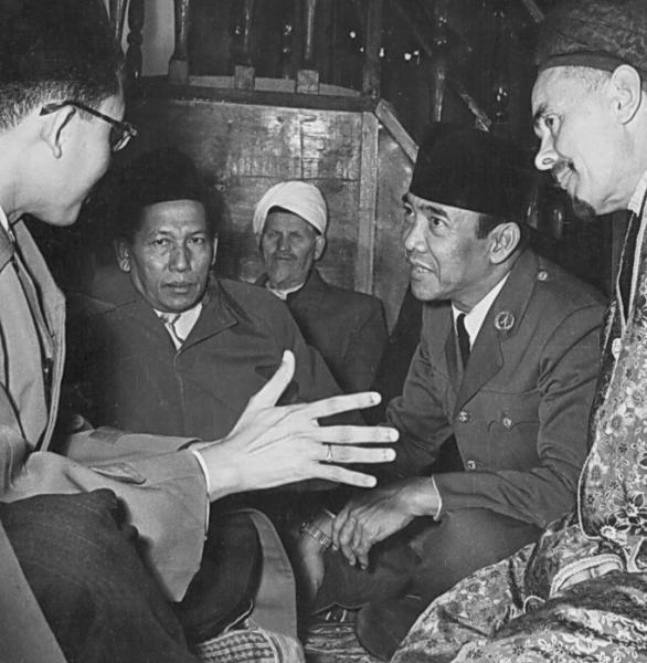 Zainul Arifin bersama Sukarno di Masjid Leningrad, Uni Soviet pada 1960 (Foto id.wikipedia.org)