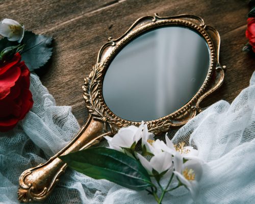 Cermin rias. (Foto twowaymirrors.com)