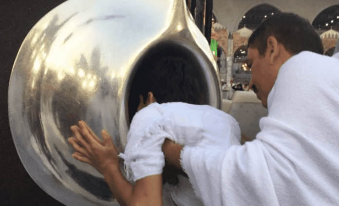 Mencium batu hajar asawad (Foto Galeri Kitab Kuning)