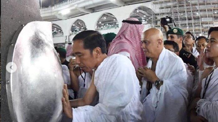 Mencium batu hajar asawad (Foto Pramono Anung Wibowo, wartakota.tribunnews.com)