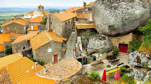 Monsanto, Portugal (Foto brightside.me, hot.liputan6.com)