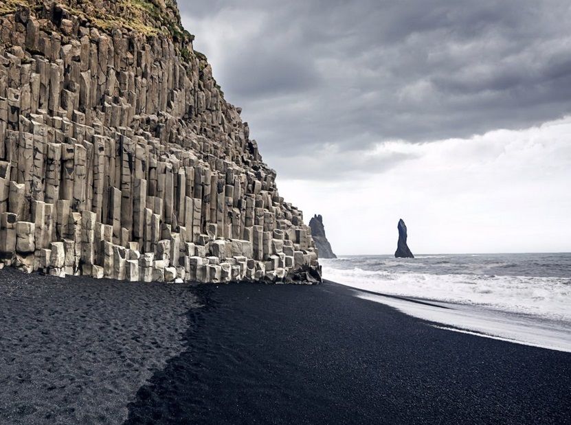 Pantai Reynisfjara yang dikelilingi batu basal dan pasir hitam (Foto inews.id)