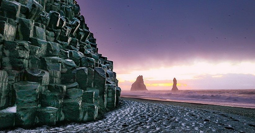 Pantai Reynisfjara yang dikelilingi batu basal dan pasir hitam. (Foto Adventurous Miriam, inews.id)