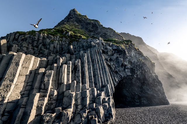 Pantai reynisfjara dan batuan basalt (Foto flickr.com, bernd_thaller)