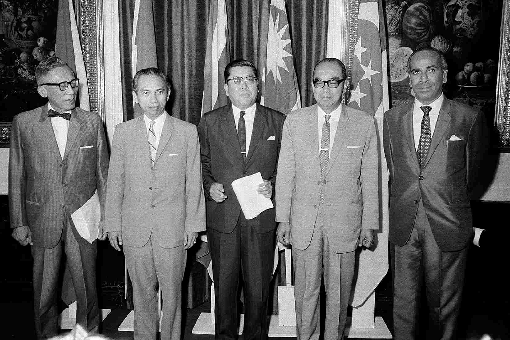 5 menteri luar negeri di kawasan Asia Tenggara yang menandatangani piagam ASEAN di Bangkok, Thailanda. (elibrary.id)_11zon