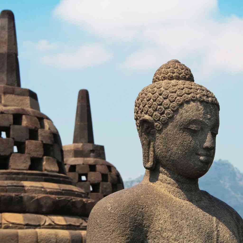 Candi Borobudur adalah candi Budha terbesar di dunia (elibrary.id)