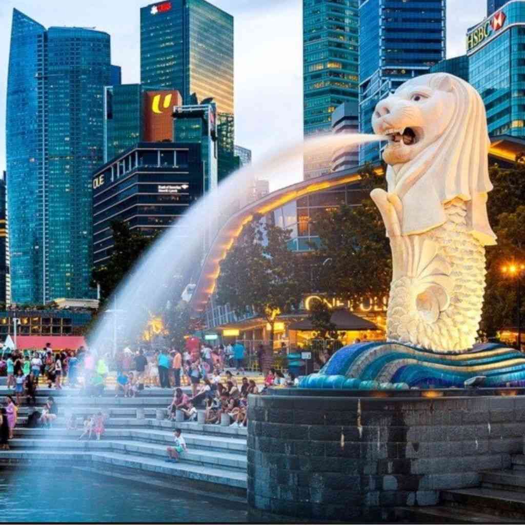 Merlion adalah patung singa bertubuh ikan yang menjadi objek bangunan ikonik terkenal Singapura (elibrary.id)_11zon