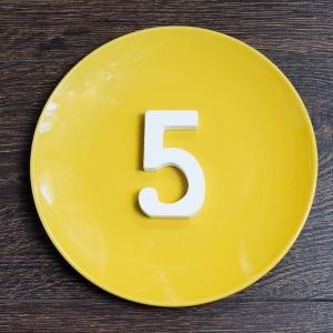 angka 5 di atas piring kuning