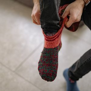 sedang memakai kaus kaki