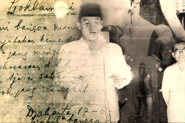 Bung Karno sedang membacakan naskah teks proklamasi