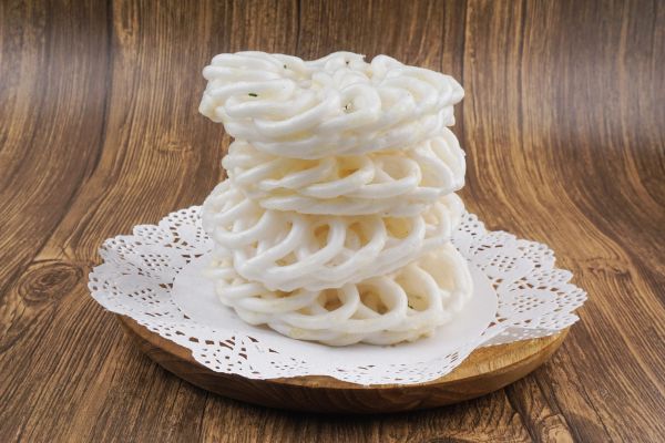 Krupuk goreng yang renyah ketika dimakan