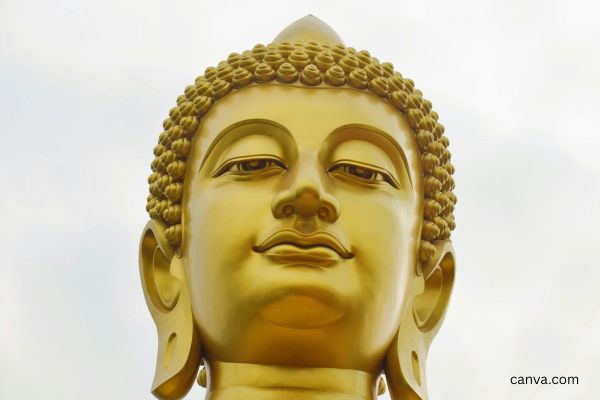 Patung terbuat dari bahan emas atau logam mulia