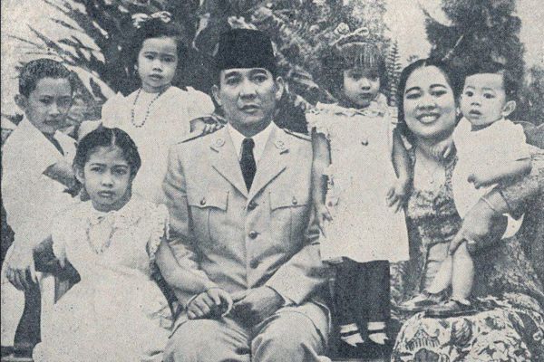 Presiden Soekarno berforo bersama dengan keluarga