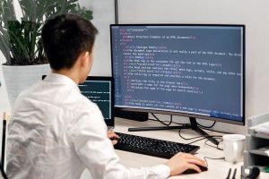 Programer bertugas menulis coding agar dipahami oleh komputer