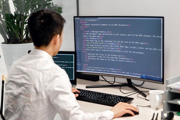 Programer bertugas menulis coding agar dipahami oleh komputer