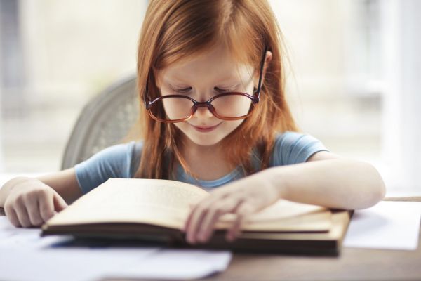 Sarah dijuluki kutu buku karena sangat suka membaca