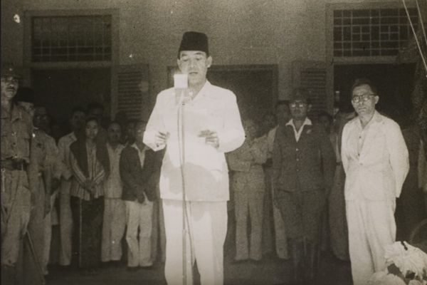 Soekarno dan Muhammad Hatta sedang memproklamasikan kemerdekaan Indonesia