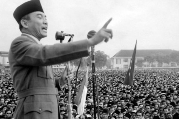 Soekarno dijuluki singa podium karena pandai membangkitkan semangat nasionalisme ketika berpidato