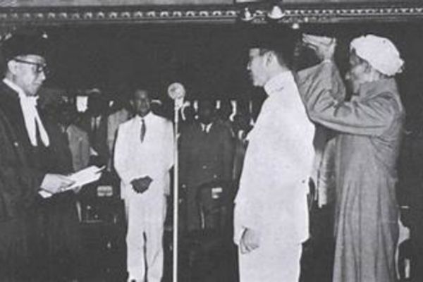 Soekarno sedang disumpah menjadi presiden pertama Indonesia, 18 Agustus 1945