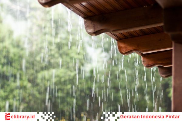 Air hujan jatuh dari atap genting rumah