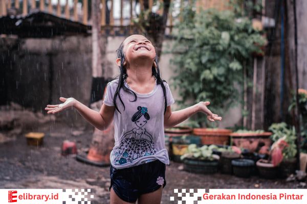 Anak kecil sedang hujan hujanan