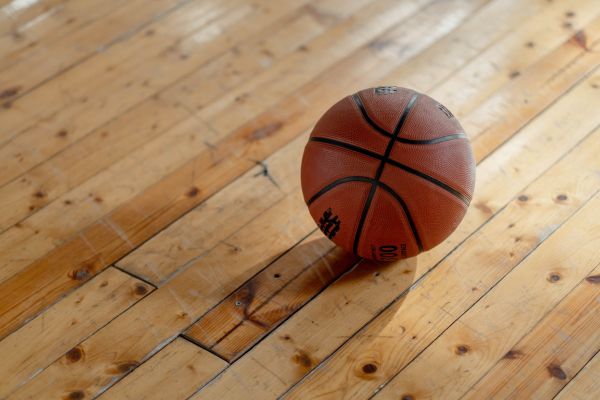Bola basket ada di lantai
