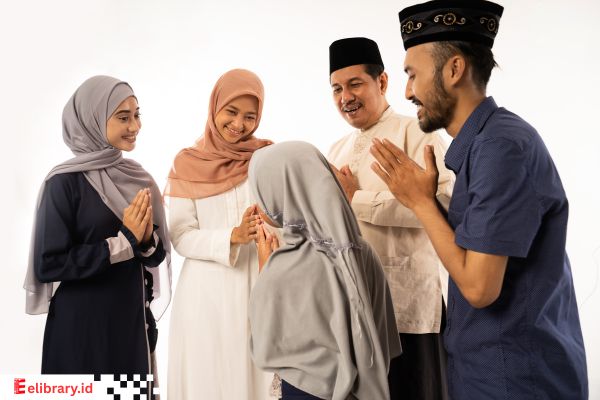 Anak Muslim memperkenalkan diri dengan salam.