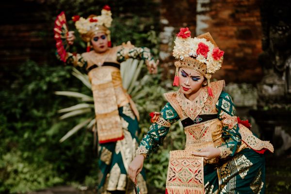 Dua penari bali yang cantik