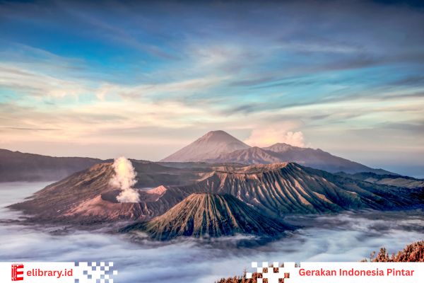 Foto Gunung Bromo dengan lautan pasir dan kawah berasap – destinasi wisata populer di Indonesia