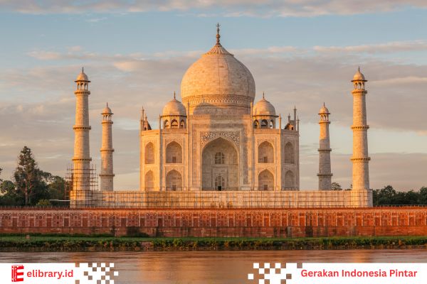 Foto Taj Mahal India dengan kubah megah dan menara simetris – atraksi wisata terkenal di Agra