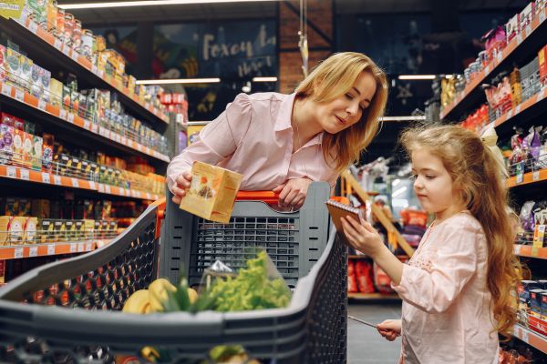 Ibu dan anak sedang belanja di supermarket