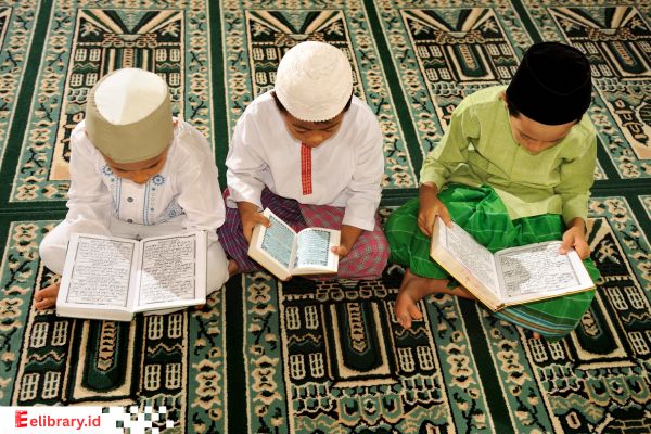 Ilustrasi anak Muslim bahagia yang menunjukkan arti Muslim sebagai orang yang taat dan berserah diri kepada Allah.