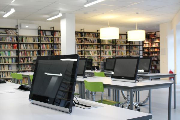 Komputer penyimpan data buku di perpustakaan sekolah