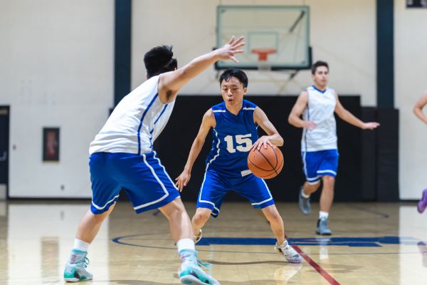 Latihan bola basket di sekolah
