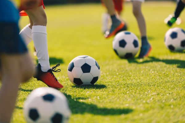 Main bola dengan teman-teman