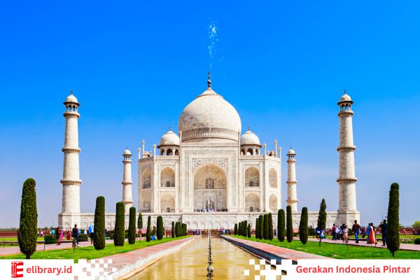 Taj Mahal India dilihat dari taman depan, menampilkan kubah marmer putih yang megah